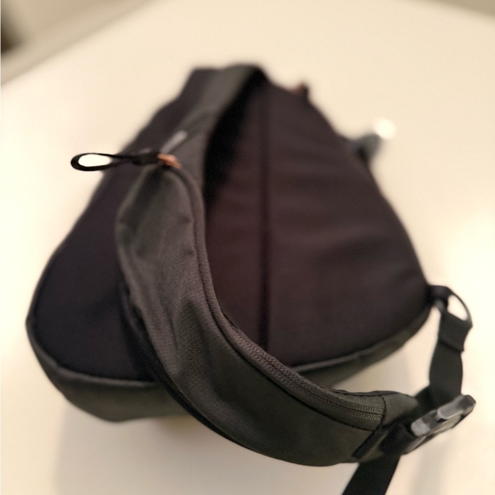 The North Face Isabella Sling Bag - Compact Everyday Carry - Picture 5 of 6